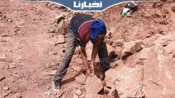 ساكنة دوار "أدبدي" بجبال تارودانت تزيل الأحجار من الطريق لتسهيل وصول المساعدات